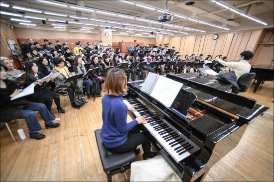 시민합창단이 내달 2일 공연되는 '유관순 오페라 칸타타'를 연습하고 있다.[사진=세종문화회관 제공]