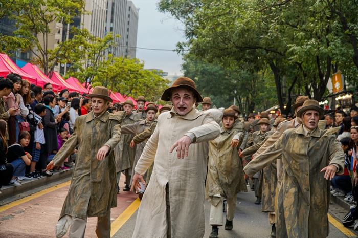 [사진1]묘지로 향하다_극단 실렌시오_이준호_ ⓒ서울거리예술축제2019