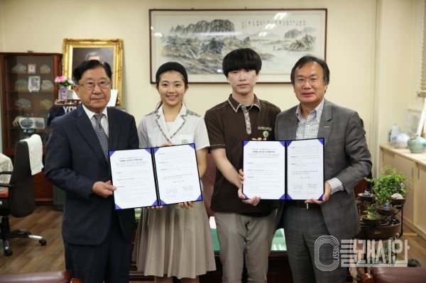 23일 오전 고양시 일산서구 고양예고 이사장실에서 정재왈 고양문화재단 대표이사(오른쪽 맨끝), 김요한 고양예고 학생회 부회장, 김가은 고양예고 학생회 회장, 송용운 학교법인 고양학원 고양예고 이사장(왼쪽 맨끝)이 상호 체결이 완료된 업무협약서를 들고 기념촬영을 하고 있다.